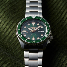 Load image into Gallery viewer, AAA Copy - With original box Seiko 5 Sports
