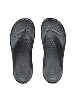 b81ac61a-0b0f-40f4-b903-2872f3156b7e1535007193771-Crocs-Men-Black-Solid-Thong-Flip-Flops-7051535007193556-1.jpg